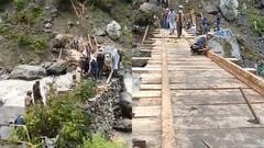 हिमाचल प्रदेश के मलाणा गांव में फिर तबाही, ग्रामीणों ने खुद बनाया पुल