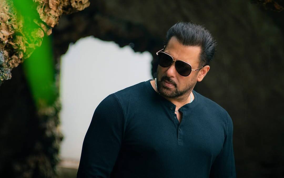 The name of Bhaijaan of Bollywood is also included in this list. His real name is Abdul Rashid Salim Salman Khan, later he reduced the name and took Salman Khan.