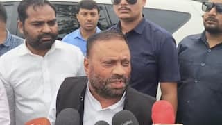 Watch: पहले माला पहनाई फिर जड़ा तमाचा, रायबरेली में स्वामी प्रसाद मौर्य पर हमला
