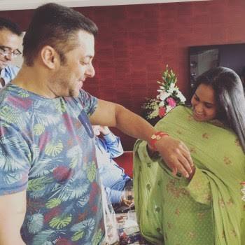 Salman Khan has a very lovely relationship with his sisters. Younger sister Arpita is very close to Bhaijaan and her fame. Both look very cute in this picture. You can capture your brother's special moment of tying rakhi in your camera in the same way.