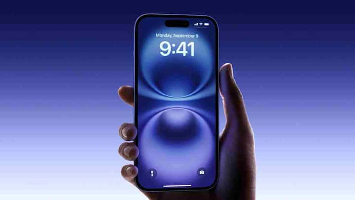 iPhone 16 Discount offer: iPhone 17 के लॉन्च से पहले Apple के मौजूदा फ्लैगशिप iPhone 16 की कीमत में बड़ी कटौती देखने को मिली है.