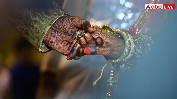 पति से शिकायतें कम करें और सास के साथ सीधे बात करने की कोशिश करें. अगर कोई गलतफहमी है, तो प्यार और सम्मान से उसे दूर करें. बहस करने से बचें क्योंकि इससे रिश्ते और बिगड़ सकते हैं.