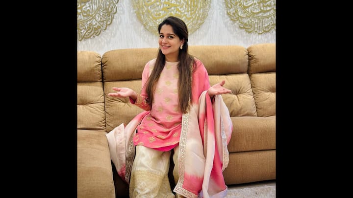 6. Ombre Pink And White Suit Set: Dipika Kakar glows in this delightful pink kurta set, embellished with golden motifs and paired with an off-white brocade palazzo. The ombre pink-to-white dupatta with intricate border detailing adds just the right amount of flair and elegance. Her open hair, minimal jewellery, and warm smile elevate the look’s simplicity, proving you don’t need heavy makeup or over-accessorising to make a statement. This is the perfect fusion of youthful charm and ethnic grace, making it a lovely choice for all those who are looking to dress traditional yet trendy for Rakhi 2025. (Image Source: Instagram/@ms.dipika)