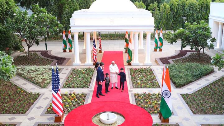 भारत के पहले प्रधानमंत्री पंडित जवाहरलाल नेहरू तीन मूर्ति भवन में रहते थे. जो कि ब्रिटिश भारतीय सेना के कमांडर इन चीफ का आवास हुआ करता था. यह बिल्डिंग राष्ट्रपति भवन के दक्षिण में स्थित है.