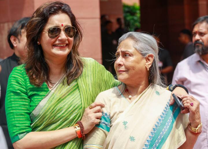 न्यूज़ एजेंसी INAS की तस्वीर में दोनों महिला सांसद एक दूसरे के साथ नजर आ रही हैं.