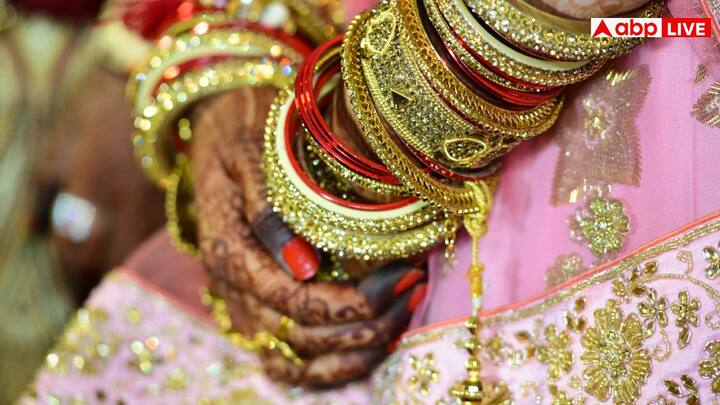 घर के कामों में मदद करें और अपनी जिम्मेदारी खुद उठाएं. बिना कहे काम करने से सास को लगेगा कि आप घर को अपना मानती हैं. इससे उनका रवैया धीरे-धीरे बदल सकता है.