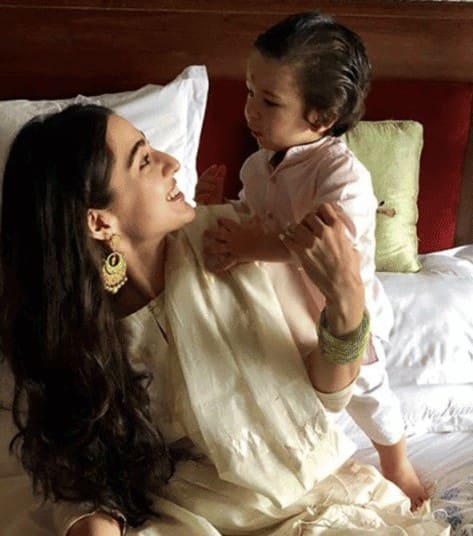 The younger brother has always been darling with his sisters. In this picture, Sara Ali Khan and Taimur look very cute. If you also have a younger brother, then you can click such a picture with him.