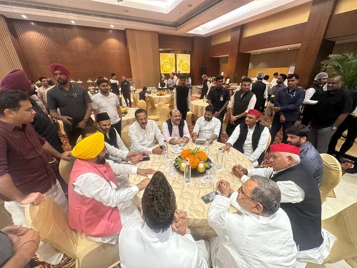 सपा अध्यक्ष अखिलेश यादव को कई सपा नेताओं और पंजाब के मुख्यमंत्री भगवंत मान संग खाने की मेज पर बैठे देखा गया. समाजवादी पार्टी के वीरेंद्र सिंह और अन्य कई नेताओं ने इस जोड़े को हार्दिक शुभकामनाएं दीं.