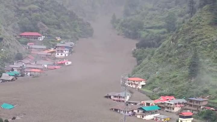 धराली की तस्वीरें अब सोशल मीडिया पर वायरल हो रही हैं. किसी फोटो में टूटा हुआ घर है, किसी में सड़क पर बही बह रहे लोग. तो कई एक-दूसरे को खोजते फिर रहे हैं. इन तस्वीरों में तबाही साफ दिख रही है. कैमरे में कैद हुए ये मंजर इंसान के रोंगटे खड़े कर देते हैं. मौत का तांडव ऐसा पहले कभी नहीं देखा गया.