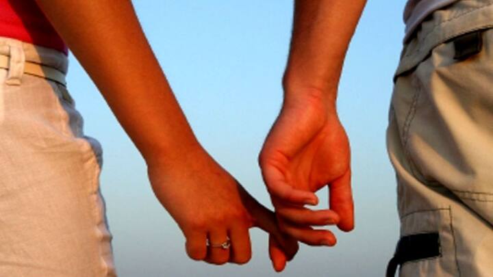 सुप्रीम कोर्ट ने कई बार कहा है कि अगर लिव-इन रिलेशनशिप लंबे समय तक स्थायी और सार्वजनिक रूप से मान्य रही है. तो उसमें पैदा हुए बच्चे को वैध माना जाएगा. ऐसे में वह बच्चा पिता की संपत्ति में हकदार हो सकता है. लेकिन यह अधिकार संपत्ति के प्रकार और परिस्थितियों पर निर्भर करता है.