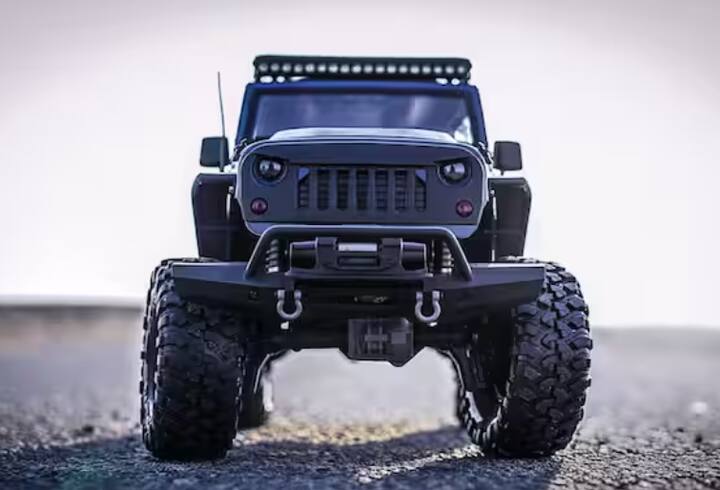 ਜਦੋਂ ਵੀ ਤੁਸੀਂ ਡਰਾਈਵ ‘ਤੇ ਜਾਂਦੇ ਹੋ, ਤਾਂ ਟਾਇਰ ਪੰਕਚਰ ਹੋ ਜਾਂਦਾ ਹੈ ਜਾਂ ਹਵਾ ਨਿਕਲ ਜਾਂਦੀ ਹੈ ਤਾਂ ਤੁਹਾਨੂੰ ਰਸਤੇ ਵਿੱਚ ਕਈ ਸਮੱਸਿਆਵਾਂ ਦਾ ਸਾਹਮਣਾ ਕਰਨਾ ਪੈਂਦਾ ਹੈ। ਅਜਿਹੀ ਸਥਿਤੀ ਵਿੱਚ, ਇੱਕ ਸਪੇਅਰ ਵ੍ਹੀਲ ਯਾਨੀ ਸਟੱਪਣੀ ਰੱਖਣ ਦੀ ਸਲਾਹ ਦਿੱਤੀ ਜਾਂਦੀ ਹੈ। ਆਓ ਅਸੀਂ ਤੁਹਾਨੂੰ ਨਾਈਟ੍ਰੋਜਨ, ਏਅਰਲੈੱਸ ਅਤੇ ਏਅਰ ਟਾਇਰਾਂ ਵਿੱਚ ਫਰਕ ਦੱਸਦੇ ਹਾਂ। ਨਾਈਟ੍ਰੋਜਨ ਟਾਇਰ ਉਹ ਟਾਇਰ ਹੁੰਦੇ ਹਨ ਜੋ ਆਮ ਹਵਾ ਦੀ ਬਜਾਏ ਨਾਈਟ੍ਰੋਜਨ ਨਾਲ ਭਰੇ ਹੁੰਦੇ ਹਨ। ਨਾਈਟ੍ਰੋਜਨ ਗੈਸ ਨਾਲ ਭਰੇ ਟਾਇਰ ਆਮ ਹਵਾ ਨਾਲ ਭਰੇ ਟਾਇਰਾਂ ਨਾਲੋਂ ਬਿਹਤਰ ਪਰਫਾਰਮੈਂਸ ਦਿੰਦੇ ਹਨ।