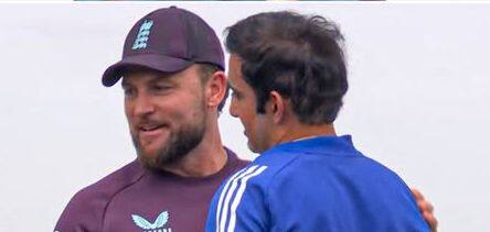 जो रूटने संपूर्ण मालिकेत सर्वाधिक धावा केल्या, तर बेन स्टोक्सने संकटाच्या क्षणी दमदार योगदान दिलं. तरीही गंभीरने थेट हॅरी ब्रूकला इंग्लंडकडून प्लेयर ऑफ द सिरीज म्हणून जाहीर केलं. यामुळे सोशल मीडियावर चाहत्यांनी संताप व्यक्त करत गंभीरवर पक्षपात केल्याचे आरोप केले आहेत.