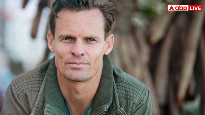 फोन बेड के पास रखने से हम बार-बार उसे चेक करते हैं. अगर फोन को बेडरूम से बाहर रखेंगे तो रात में स्क्रीन टाइम कम होगा.