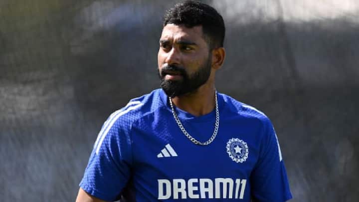 Mohammed Siraj Asia Cup 2025: वेगवान गोलंदाज मोहम्मद सिराजने इंग्लंड दौऱ्यावर शानदार कामगिरी केली, त्याने सर्वाधिक 23 विकेट्स घेतल्या. पण आशिया कप 2025 मध्ये त्याच्या खेळण्याबाबत सस्पेन्स कायम आहे.