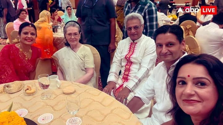 दिल्ली के होटल ललित में टीएमसी सांसद महुआ मोइत्रा और बीजद के पूर्व सांसद पिनाकी मिश्रा ने अपनी शादी की रिसेप्शन पार्टी दी. इसमें अखिलेश यादव, सोनिया गांधी और कई दिग्गज नेताओं ने शिरकत की