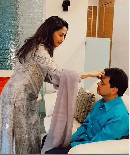 This picture of Madhuri Dixit and her brother Ajit Dixit is a suggestion of brother -in -law's precious love. You can also keep your memories by taking a picture in a simple pose with your brother.