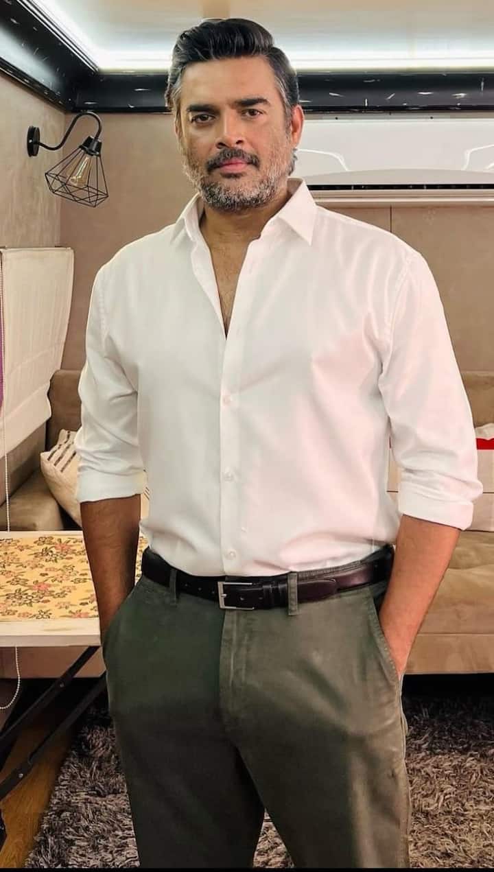 हाल ही में एक इंटरव्यू के दौरान अभिनेता ने अपने बालों को डाई ना करने की वजह बताई. अभिनेता का मानना है कि लोग अपने बाल इसलिए कलर करवाते हैं क्योंकि उनका मुकाबला फ्रेशर्स से होता है.