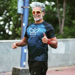 59 की उम्र में कैसे इतने फिट हैं मिलिंद सोमन , जानें- एक्टर का कंप्लीट डाइट प्लान