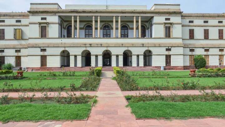 इस बिल्डिंग को पत्थर और प्लास्टिक से बनाया गया था और इसे विक्टोरियन और फ्रांसीसी आर्किटेक्ट का मिला-जुला रूप बताया जाता है. पहले इसका नाम फ्लैग स्टाफ हाउस था, जिसे बाद में बदलकर तीन मूर्ति भवन कर दिया गया था.