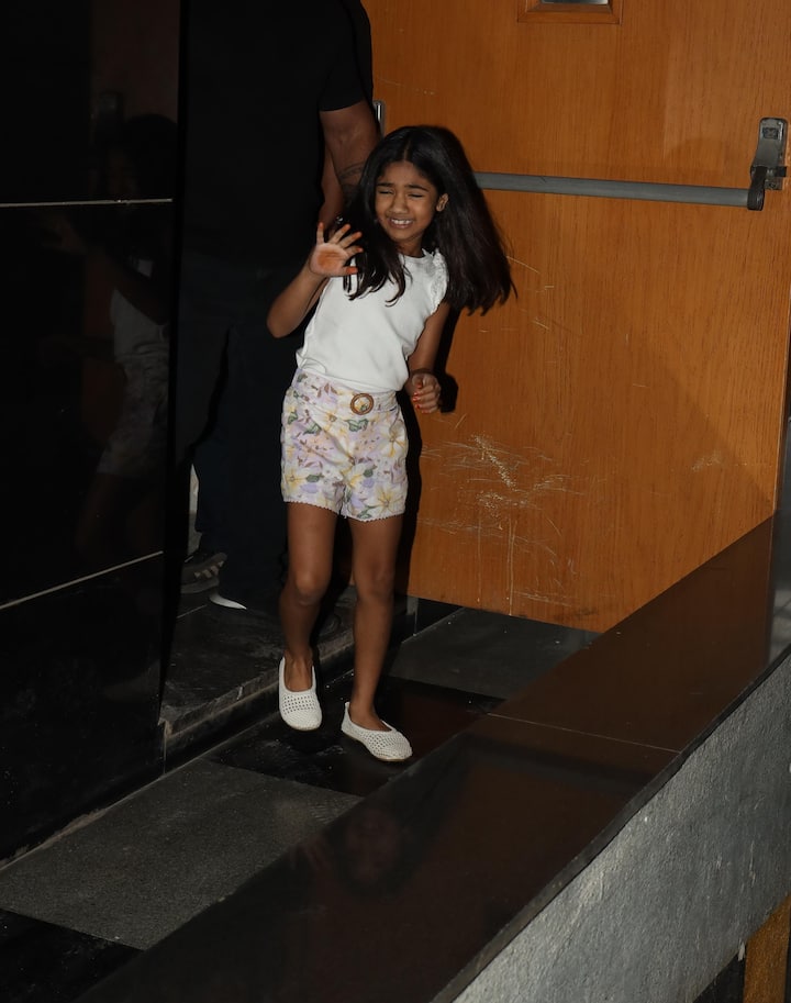 आरहा ने शुरू में तो बाहर आते ही मीडिया से हाय किया लेकिन बाद में फेस को छुपा लिया. उनका ये क्यूट अंदाज सबको बहुत पसंद आ रहा है.