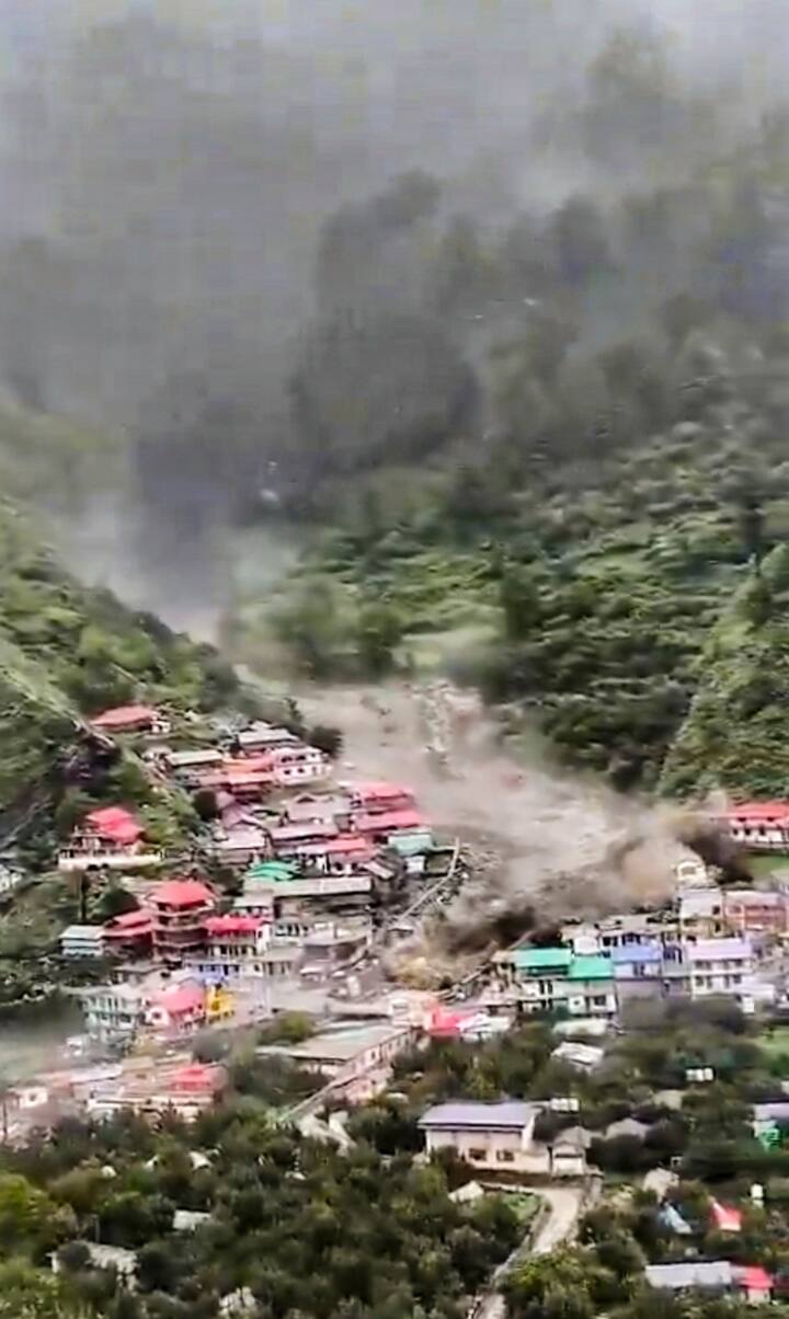 उत्तरकाशी जिल्ह्यातील धाराली गावात दोन दिवसांपासून मुसळधार पाऊस. नाला ओसंडून वाहत होता.