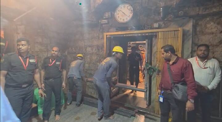 भाविकांना मात्र निराश होण्याचं कारण नाही. देवीचं मुखदर्शन, सिंहासन पूजा आणि अभिषेक पूजा नेहमीप्रमाणे सुरू राहणार आहेत.