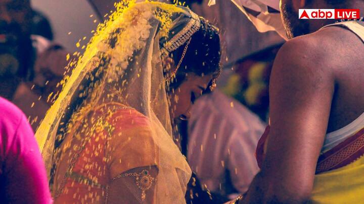 त्योहार, पारिवारिक फंक्शन या छोटे सेलिब्रेशन में उत्साह दिखाएं. सास को शामिल करके उनकी पसंद का ध्यान रखें. इससे रिश्ते में मधुरता आएगी और आपको परिवार में जगह मिलेगी.