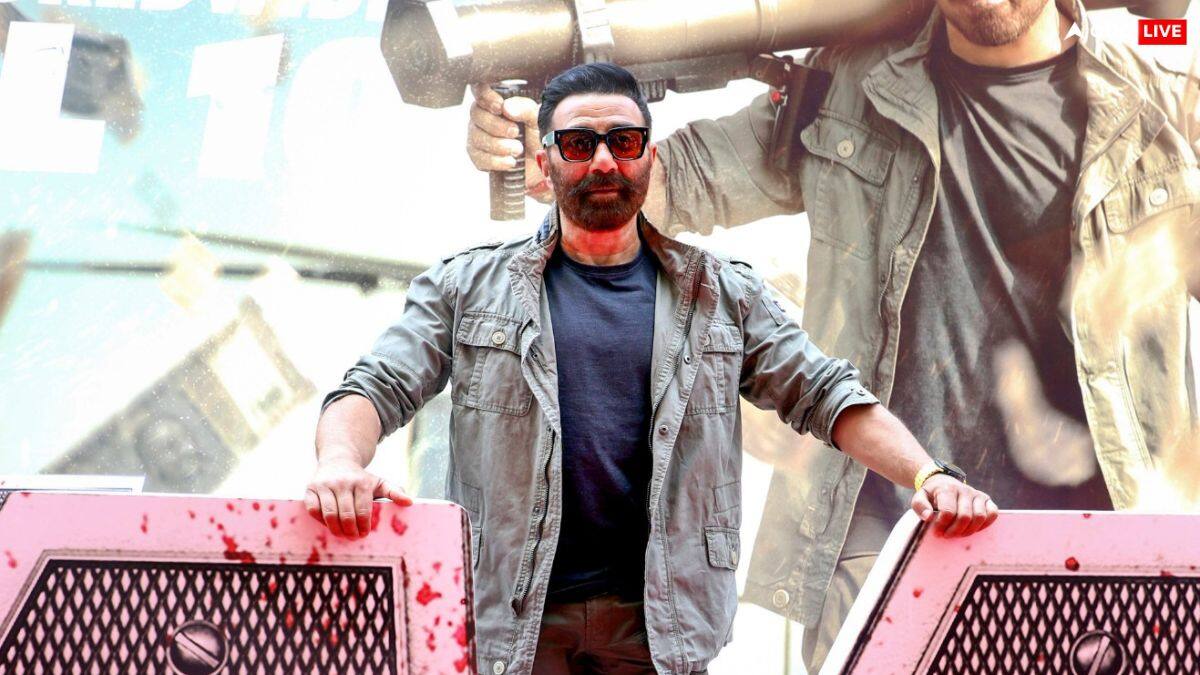 फिल्मों से कमाई के साथ सरकार से भी सैलरी लेते हैं ये 8 बॉलीवुड स्टार्स, कुछ को तो मिल रही है आजीवन पेंशन