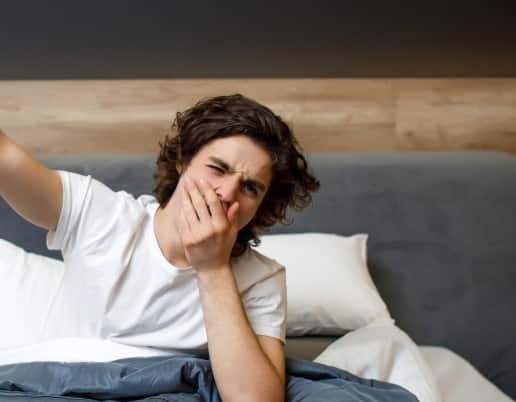 మొబైల్, లాప్టాప్ స్క్రీన్ల నుంచి వెలువడే నీలి కాంతి మెలాటోనిన్ హార్మోన్ ఉత్పత్తిని ప్రభావితం చేస్తుంది. దీనివల్ల నిద్ర పట్టకపోవడం లేదా పదేపదే నిద్రలో లేవడం జరుగుతుంది.