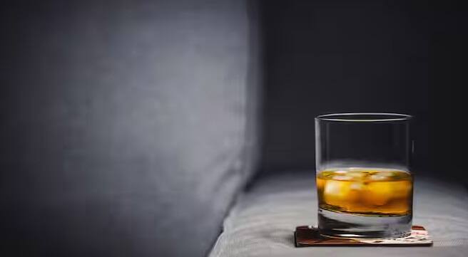 વધુ પડતો દારૂ પીવાથી આલ્કોહોલ-સંબંધિત Alcohol-Related Liver Disease (ARLD) થાય છે. તે ત્રણ તબક્કામાં આગળ વધે છે. ફેટી લીવર, આલ્કોહોલિક હેપેટાઇટિસ (લીવરમાં બળતરા) અને સિરોસિસ (લીવર સખત થઈ જાય).