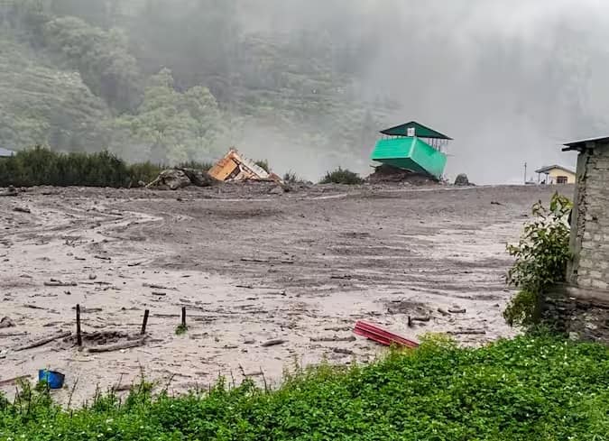 उन्होंने कहा कि लोगों से सुरक्षित स्थानों पर जाने का आग्रह किया गया है। स्थानीय लोगों ने बताया कि घटना में धराली बाजार का एक बड़ा हिस्सा बह गया। स्थानीय निवासी राजेश पंवार ने कहा कि शायद इस घटना में 20-25 होटल और होमस्टे नष्ट हो गए होंगे। अधिकारियों ने बताया कि भारत-तिब्बत सीमा पुलिस की एक टीम को भी दुर्घटनास्थल पर पहुंचने को कहा गया है। राष्ट्रीय आपदा प्रतिक्रिया बल (एनडीआरएफ) की एक टीम भी घटनास्थल के लिए रवाना हो गई है। धराली में बादल फटने से हुए हादसे के एक वीडियो में लोगों को डर के मारे चीखते हुए सुना जा सकता है, जबकि एक अन्य वीडियो में एक आवाज सुनाई दे रही है,