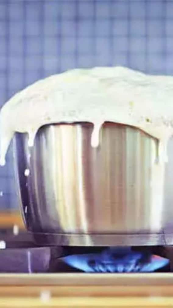 बार-बार चूल्हे पर उबलते दूध का गिरना क्या संकेत देता है