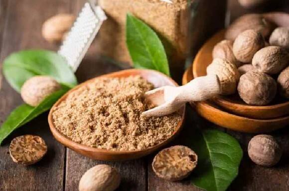 જાયફળ પાઉડર સ્વાસ્થ્યને માત્ર એક જ નહીં પરંતુ અનેક ફાયદા આપે છે. જાયફળમાં મેગ્નેશિયમ, ઝિંક, કોપર, પોટેશિયમ અને ફોસ્ફરસ જેવા તત્વો હોય છે.