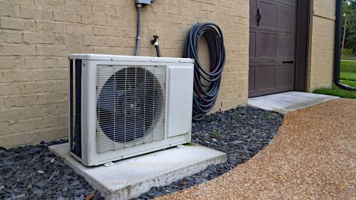 क्लेम फाइल करते वक्त बिल, सीरियल नंबर, इंस्टॉलेशन डेट और यूनिट की कंडीशन की जानकारी सही दें. ज़्यादातर कंपनियां 24 से 48 घंटे में रिप्लेसमेंट या रिपेयर का स्टेटस देती हैं. कुछ मामलों में क्लेम ऑन-साइट सॉल्व हो जाता है, जबकि कुछ में यूनिट को ले जाना पड़ता है. ये इस बात पर निर्भर करता है कि डैमेज कितना गंभीर है.