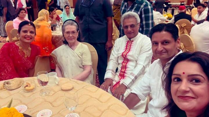 বিয়েতে গোলাপি রংয়ের শাড়ি পরলেও, দিল্লির রিসেপশনে মহুয়ার সেজেছিলেন লাল শাড়িতে। এমনিতে গয়নাগাটি না পরলেও, হাতে শাঁখা-পলা, সিঁথিতে সিঁদুর, গলায় নেকলেস, কপালে টিকলি, কিছুই বাদ দেননি মহুয়া।  পিনাকী পরেছিলেন সাদার উপর লালের নকশা করা ধুতি-পাঞ্জাবি।