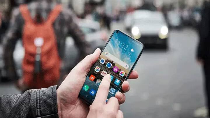 अब डिवाइस को हल्के हाथ से साफ सूखे कपड़े से पोंछें. ध्यान रखें कि रगड़ें नहीं और टिशू पेपर इस्तेमाल न करें क्योंकि इससे छोटे कण अंदर फंस सकते हैं. अगर मुमकिन हो तो ड्रायर की हल्की हवा से डिवाइस के पोर्ट्स को सुखाएं.