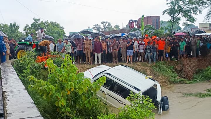 इस हादसे में 11 लोगों की मौत हो गई, जिनमें 6 महिलाएं, 2 पुरुष और 3 बच्चे शामिल थे. मृतकों में 9 लोग एक ही परिवार के थे.