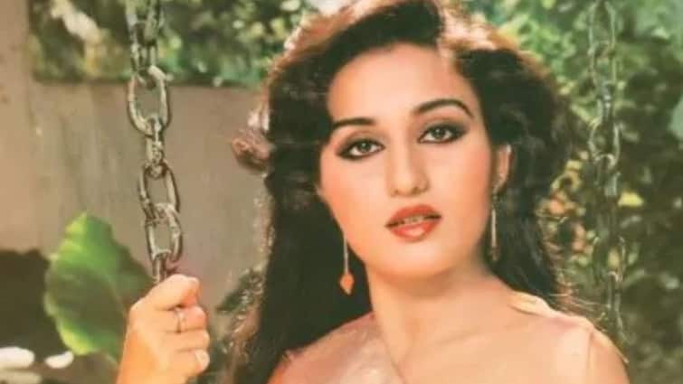 खूबसरती में मां को भी टक्कर देती हैं रीना रॉय की बेटी सनम, लाइमलाइट से रहती हैं दूर