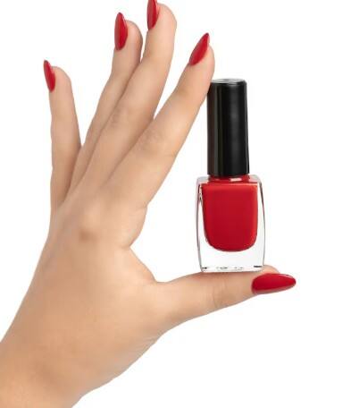 ਅੱਜਕੱਲ੍ਹ ਔਰਤਾਂ ਵਿੱਚ ਨੇਲ ਪੋਲਿਸ਼ ਲਗਾਉਣਾ ਆਮ ਹੋ ਗਿਆ ਹੈ। ਇਹ ਸਿਰਫ਼ ਫੈਸ਼ਨ ਨਹੀਂ ਰਹਿ ਗਿਆ, ਸਗੋਂ ਆਤਮਵਿਸ਼ਵਾਸ ਦੀ ਨਿਸ਼ਾਨੀ ਬਣ ਚੁੱਕਾ ਹੈ। ਪਰ ਰੋਜ਼ ਨੇਲ ਪੇਂਟ ਦੀ ਵਰਤੋਂ ਕਰਣ ਵਾਲੀਆਂ ਕੁੜੀਆਂ ਨੂੰ ਇਹ ਨਹੀਂ ਪਤਾ ਕਿ ਇਸ ਵਿੱਚ ਮੌਜੂਦ ਜ਼ਹਿਰੀਲੇ ਕੈਮੀਕਲ ਸਿਹਤ ਲਈ ਖ਼ਤਰਨਾਕ ਹੋ ਸਕਦੇ ਹਨ। ਇਹ ਕੈਮੀਕਲ ਬਾਂਝਪਣ, ਹਾਰਮੋਨਲ ਗੜਬੜ ਅਤੇ ਕੈਂਸਰ ਵਰਗੀਆਂ ਬਿਮਾਰੀਆਂ ਦਾ ਕਾਰਨ ਬਣ ਸਕਦੇ ਹਨ।