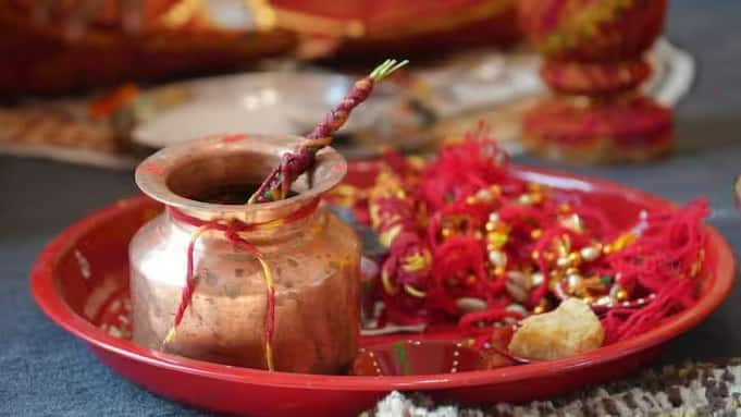 जब द्रौपदी ने यह देखा, तो उसने तुरंत अपनी साड़ी का पल्लू फाड़कर भगवान कृष्ण की उंगली पर बाँध दिया। द्रौपदी के इस व्यवहार से भगवान बहुत प्रसन्न हुए और उन्होंने जीवन भर उसकी रक्षा करने का वचन दिया।