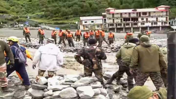 यहां बादल फटने से खीर गंगा नदी में आई भीषण बाढ़ ने भारी तबाही मचाई. इस त्रासदी में अब तक 5 लोगों की मौत हो गई जबकि 100 लोग लापता हैं.