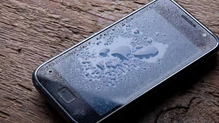 अगर स्मार्टफोन या लैपटॉप बारिश में भीग जाए. तो बहुत से लोगों को पता नहीं होता ऐसे में क्या करना चाहिए. और यही वजह होती है कि बजे ठीक होने के उनके डिवाइस और भी ज्यादा खराब हो जाते हैं अगर आपका भी फोन या लैपटॉप बारिश में भीग गया है. तो जान लें क्या करना है.