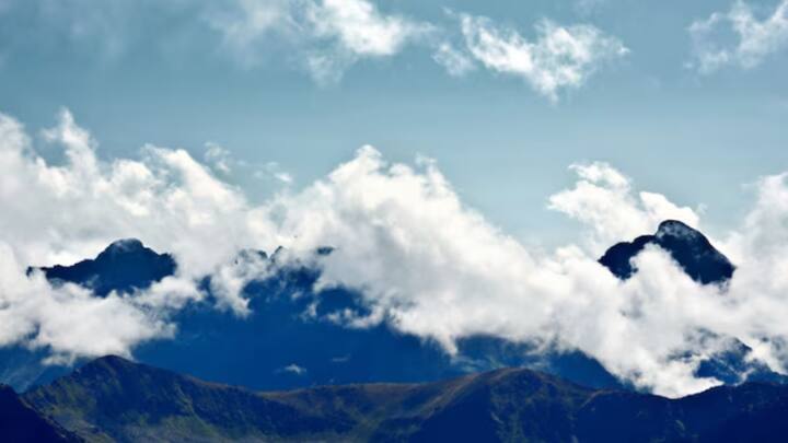 হিমালয় পার্বত্য অঞ্চল হোক বা পশ্চিমঘাট অঞ্চল, ফি বছর পাহাড়-পর্বতের টানে ছুটে যান বহু মানুষ। দূষণমুক্ত বাতাসে প্রাণ ভরে শ্বাস নেন সকলে, বরফে ঢাকা শৃঙ্গ, ভেজা সবুজ দেখে জুড়িয়ে যায় মন। পাহাড়ে যাওয়াকে স্বাস্থ্যকর বলেও মনে করা হয়। কিন্তু কেন্দ্রীয় সরকারের রিপোর্টই বলছে, পাহাড় পর্বত এখন স্বাস্থ্যের জন্য নিরাপদ নয়।