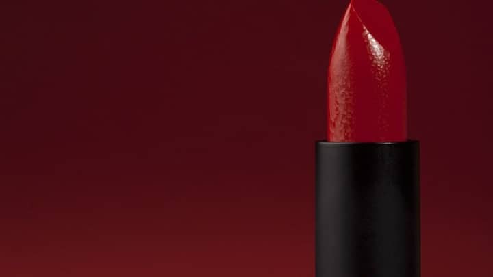 লিপস্টিক যা মহিলাদের সৌন্দর্য বাড়িয়ে তোলে, তাতেও লুকিয়ে রয়েছে বড় বিপদ ! সতর্ক না হলেই ঘটতে পারে ভয়ঙ্কর রোগ।