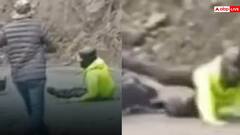 Video: बाइक सवार के ऊपर चट्टान से गिरा बड़ा पत्थर, खौफनाक हादसा कैमरे में कैद, देखें वीडियो