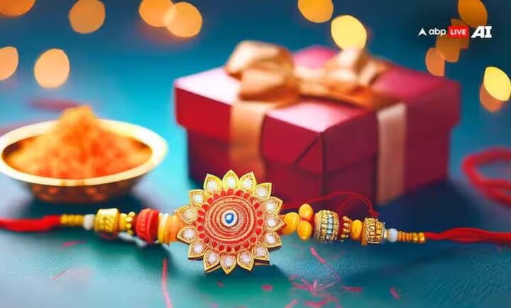 ਧਾਰਮਿਕ ਮਾਨਤਾਵਾਂ ਦੇ ਅਨੁਸਾਰ, ਰੱਖੜੀ 'ਤੇ ਫੈਂਸੀ ਰੱਖੜੀਆਂ ਬੰਨ੍ਹਣ ਦੀ ਬਜਾਏ,  ਰੱਖਿਆ ਸੂਤਰ ਬੰਨ੍ਹਣਾ ਸ਼ੁਭ ਹੁੰਦਾ ਹੈ। ਕਿਉਂਕਿ ਇਹ ਇੱਕ ਪਵਿੱਤਰ ਧਾਗਾ ਹੈ ਜੋ ਬੁਰੀਆਂ ਸ਼ਕਤੀਆਂ ਤੋਂ ਬਚਾਉਂਦਾ ਹੈ ਅਤੇ ਦੇਵੀ-ਦੇਵਤਿਆਂ ਦਾ ਆਸ਼ੀਰਵਾਦ ਲਿਆਉਂਦਾ ਹੈ।