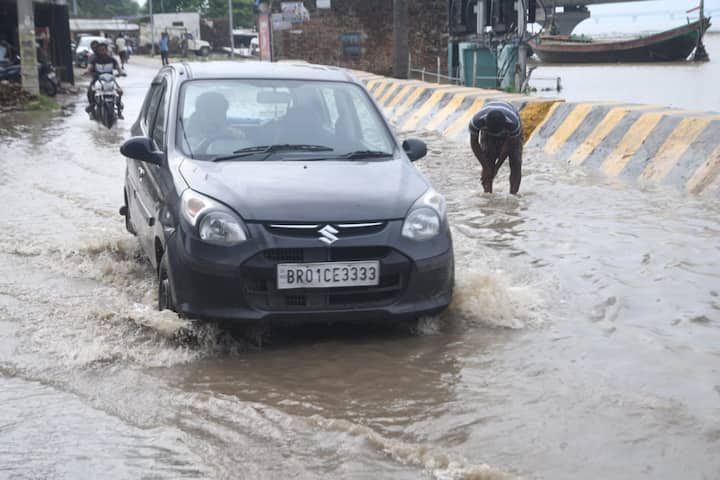 पटना की गंगा नदी के जलस्तर में  बेतहाशा वृद्धि हो रही है. 2016 के बाढ़ के रिकॉर्ड से अभी 43 सेंटीमीटर पटना में गंगा नदी का जलस्तर नीचे है. 24 घंटे में 22 सेंटीमीटर की बढ़ोतरी हुई है.