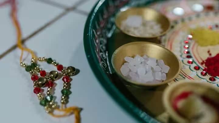 कथा के अनुसार, जब भगवान कृष्ण ने शिशुपाल के वध के दौरान सुदर्शन चक्र का प्रयोग किया तो उनकी उंगली कट गई थी।