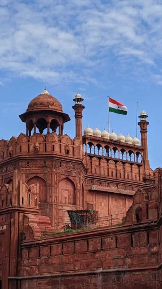 दिल्ली या आगरा, कौन सा लाल किला बड़ा है?