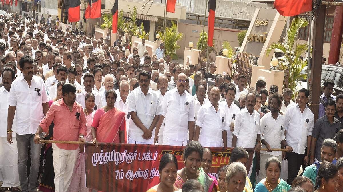 தஞ்சாவூரில் கருணாநிதி நினைவுத்தின அமைதி ஊர்வலம்... திமுக நிர்வாகிகள் திரளாக பங்கேற்பு